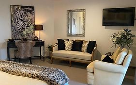 Maison Blue - Chic Garden Apartment - Pet Friendly